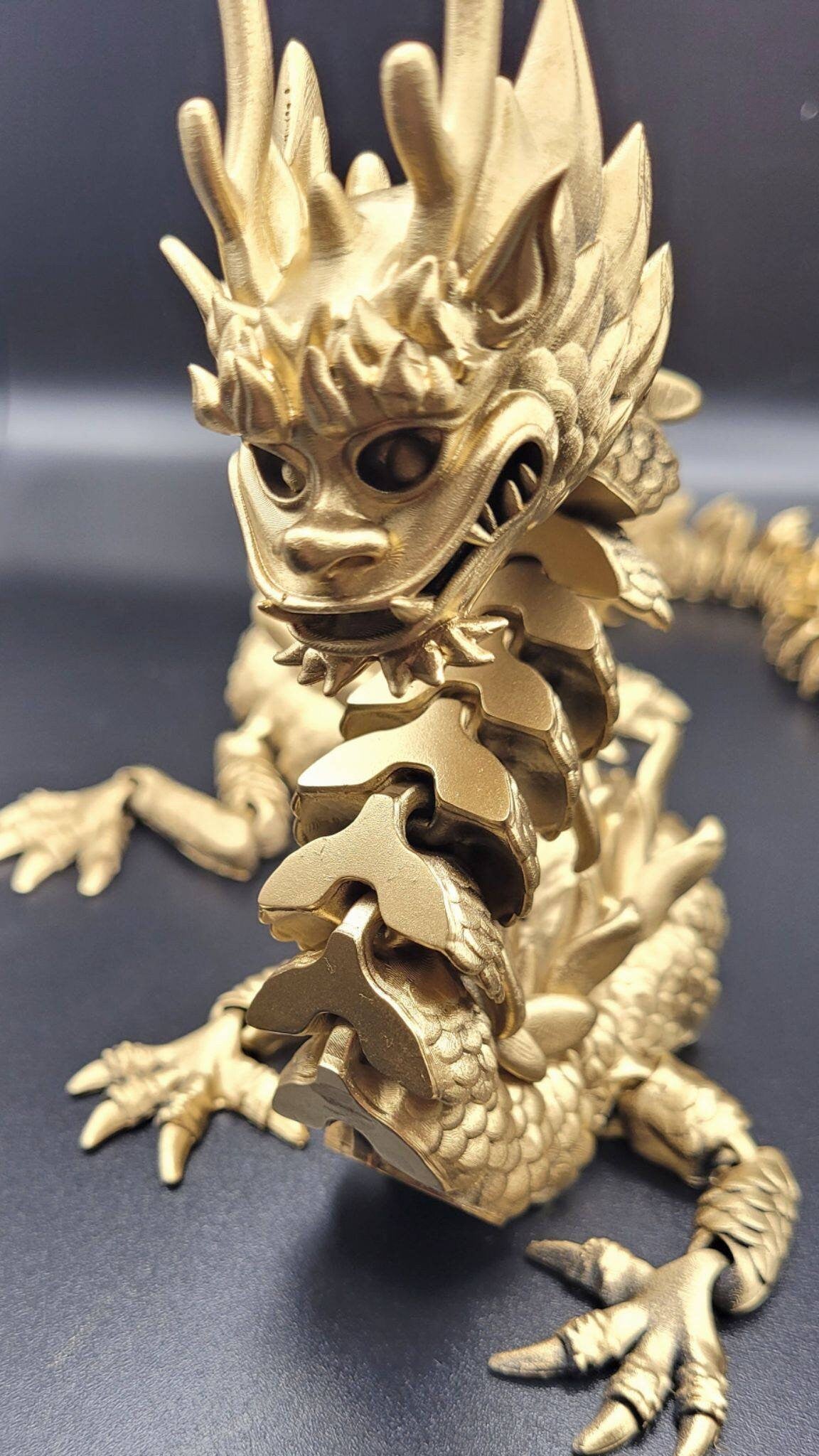Resin 3D articulate dragon fidget toy.