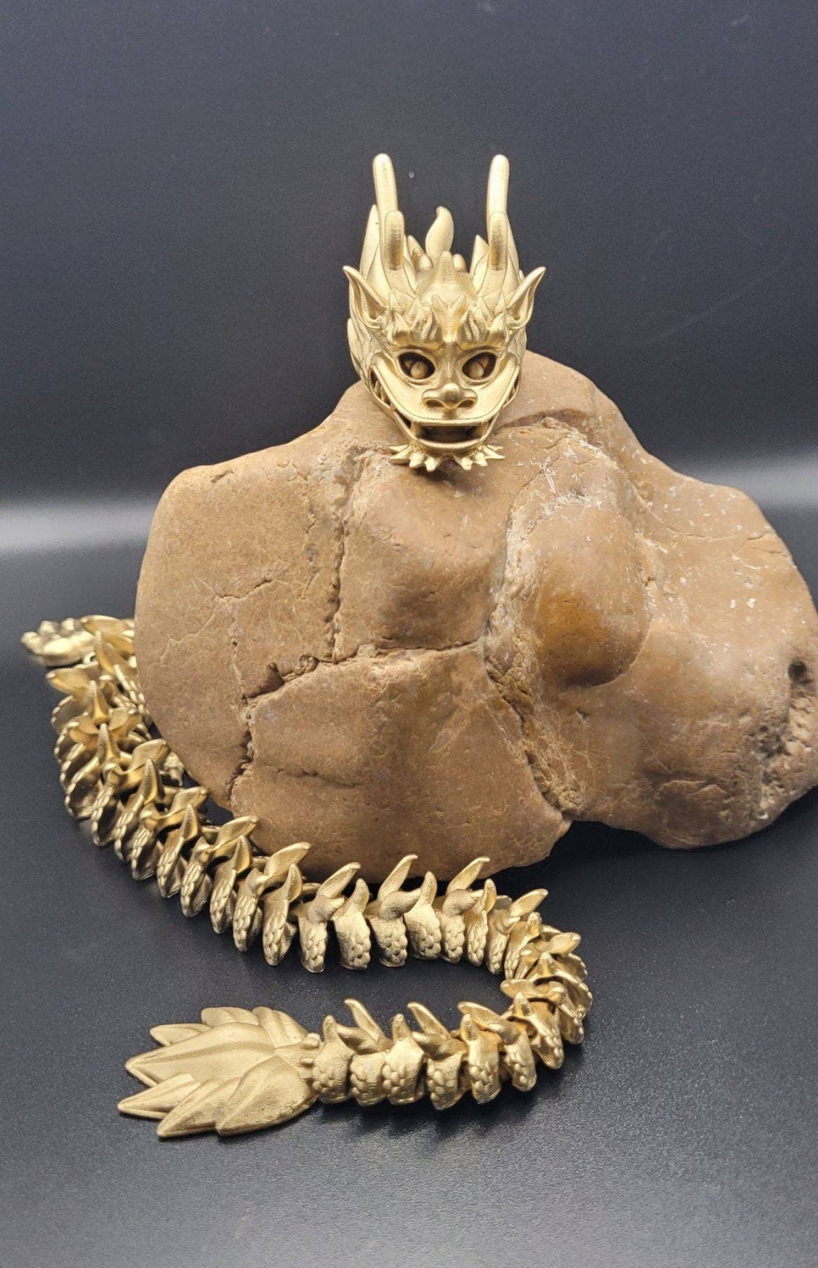 Resin 3D articulate dragon fidget toy.