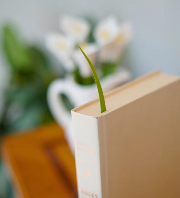 3D Printed Calla Lily Pen and Bookmark Set in Vase - Handmade Floral Desk Decor - Unique Gift for Teachers, Writers & Garden Lovers